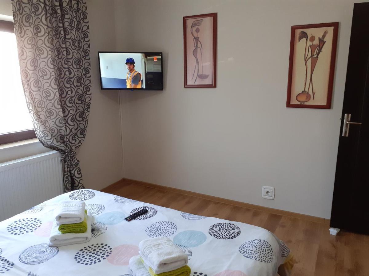 Apartament Cristina Cu Doua Dormitoare & Balcon & Parcare Proprie Onesti Exterior foto
