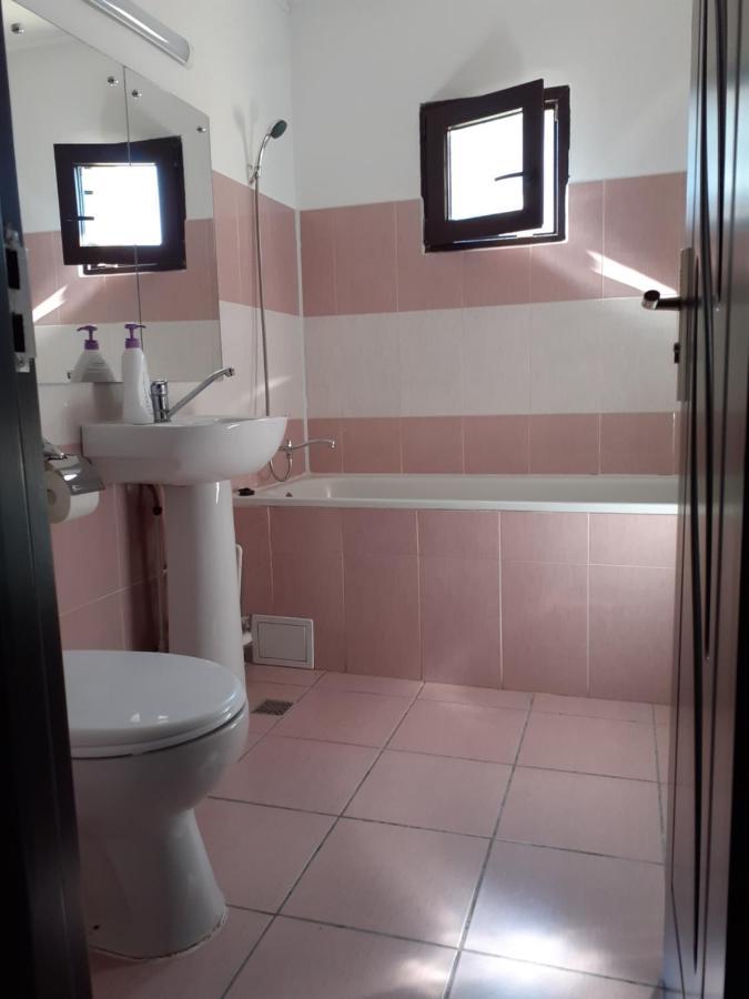 Apartament Cristina Cu Doua Dormitoare & Balcon & Parcare Proprie Onesti Exterior foto
