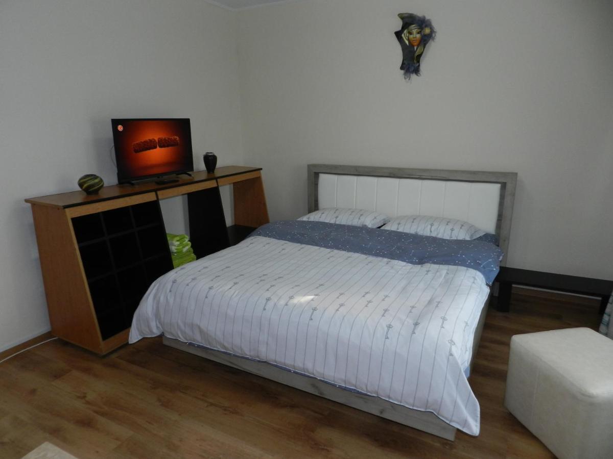 Apartament Cristina Cu Doua Dormitoare & Balcon & Parcare Proprie Onesti Exterior foto