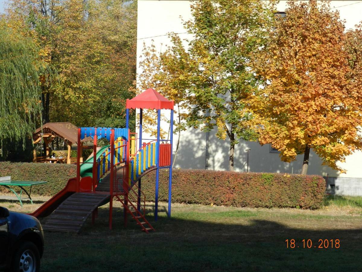 Apartament Cristina Cu Doua Dormitoare & Balcon & Parcare Proprie Onesti Exterior foto